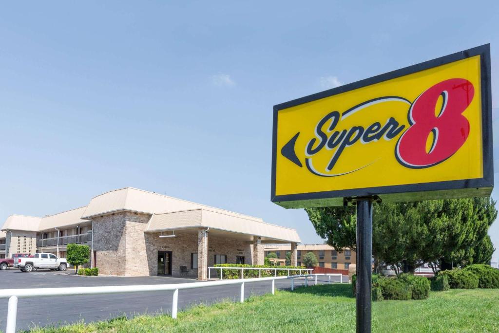 Super 8 by Wyndham Clovis Main image 1